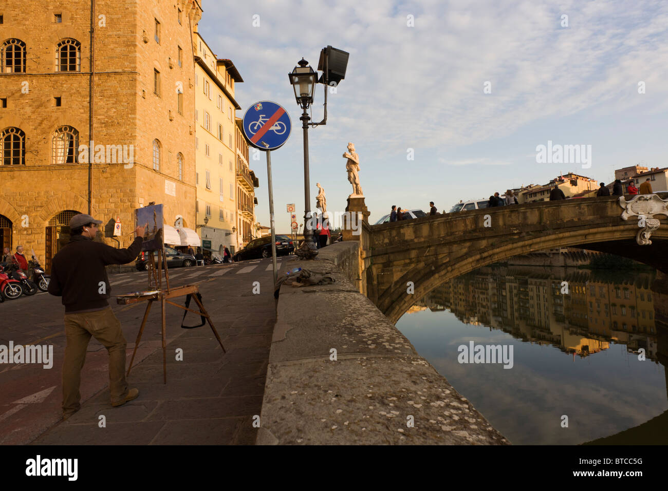 Artista dei paesaggi Leo Mancini-Hresko dipinge il Ponte Santa Trinita in Firenze. Foto Stock