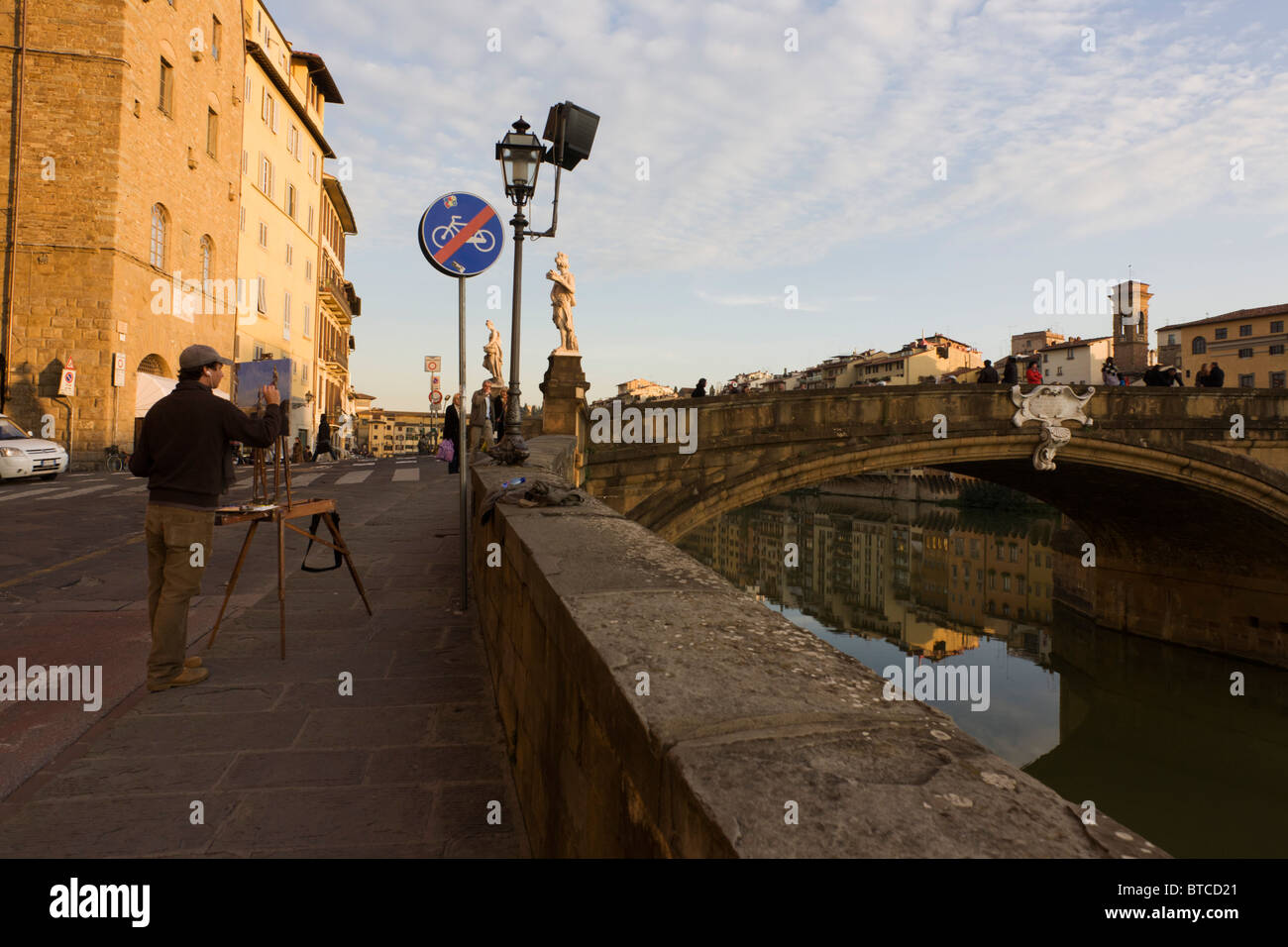 Artista dei paesaggi Leo Mancini-Hresko dipinge il Ponte Santa Trinita in Firenze. Foto Stock