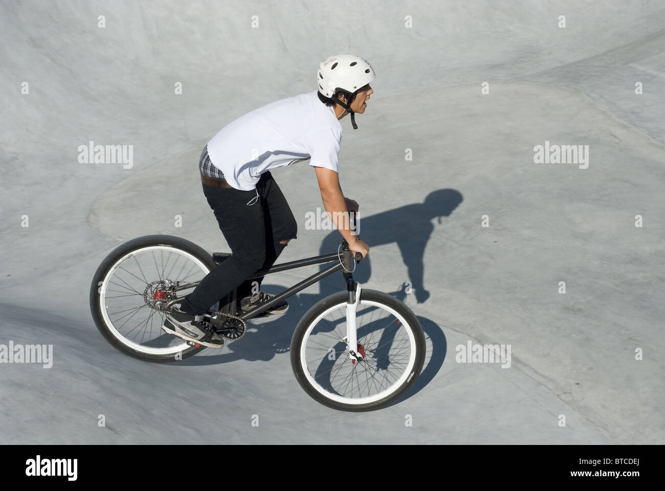 La gioventù su Dirt Bike a Skate Park Foto Stock