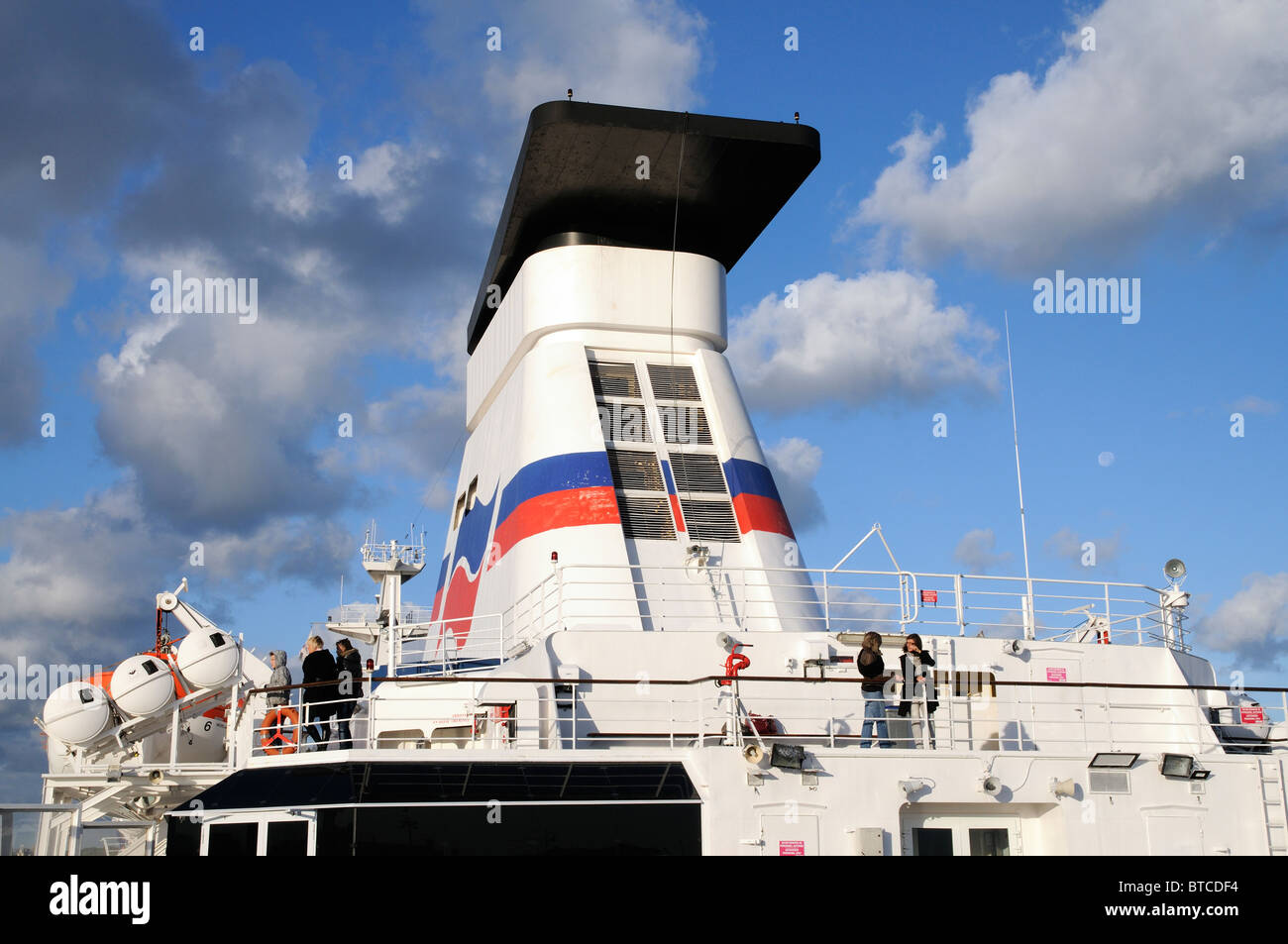 La nave imbuto con logo di Brittany Ferries company Foto Stock
