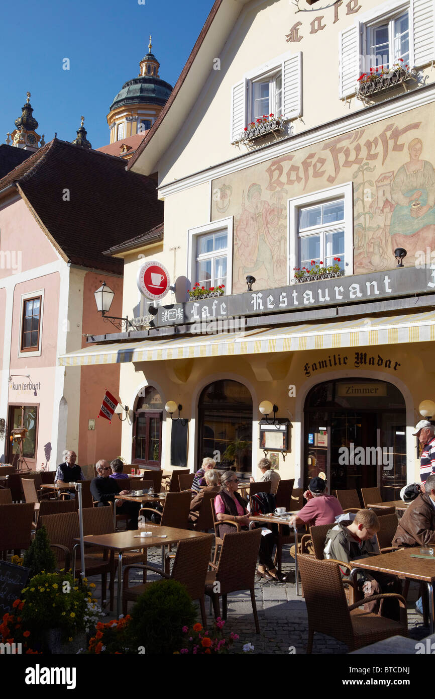 Le persone al di fuori seduta in cafe, Melk, Austria Foto Stock