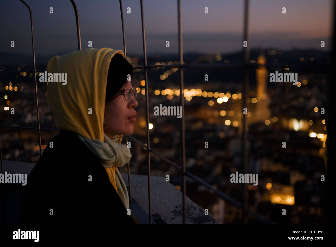 Asian tourist sguardi fuori fino a tardi in tutta la città di Firenze sulla cima del Campanile di Giotto (campanile). Foto Stock