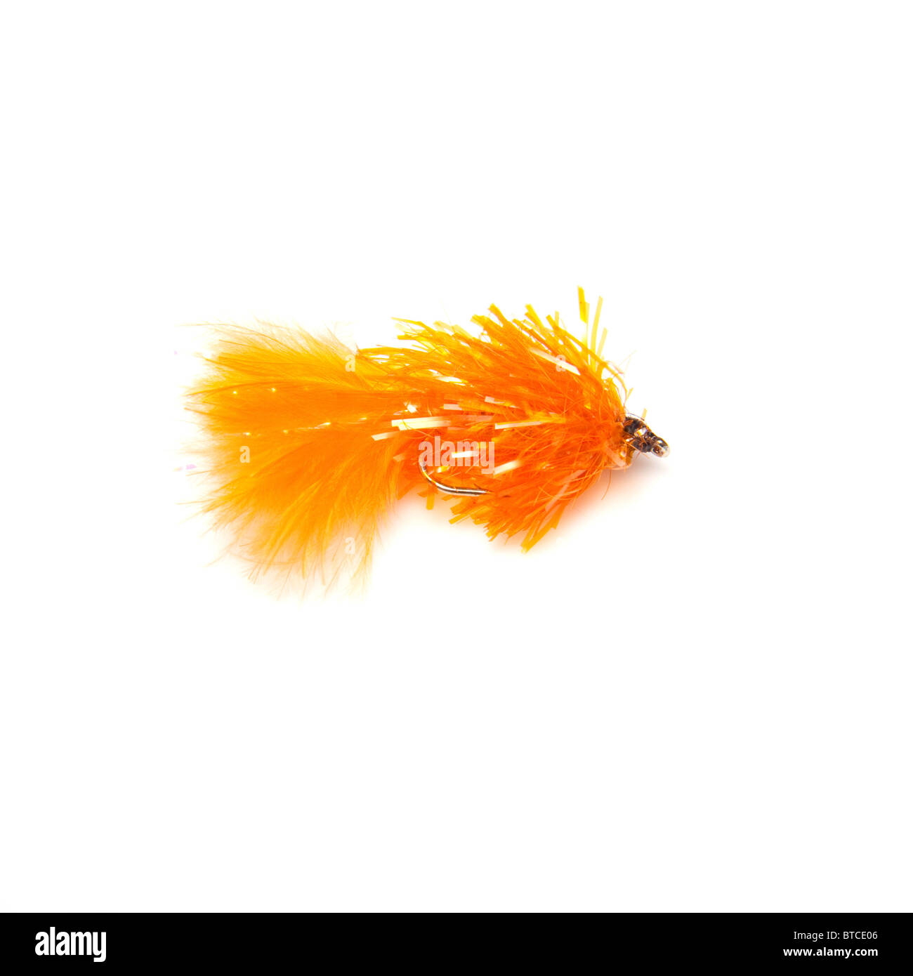 Il blob di Orange trout fly dimensione 12 isolato su un bianco di sfondo per studio. Foto Stock