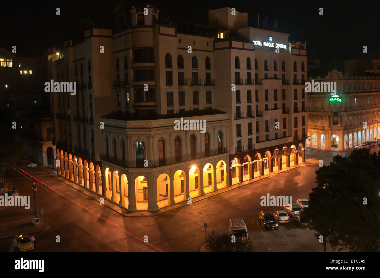 Vista notturna del hotel Plaza e il Parque Central. L'Avana Cuba Foto Stock