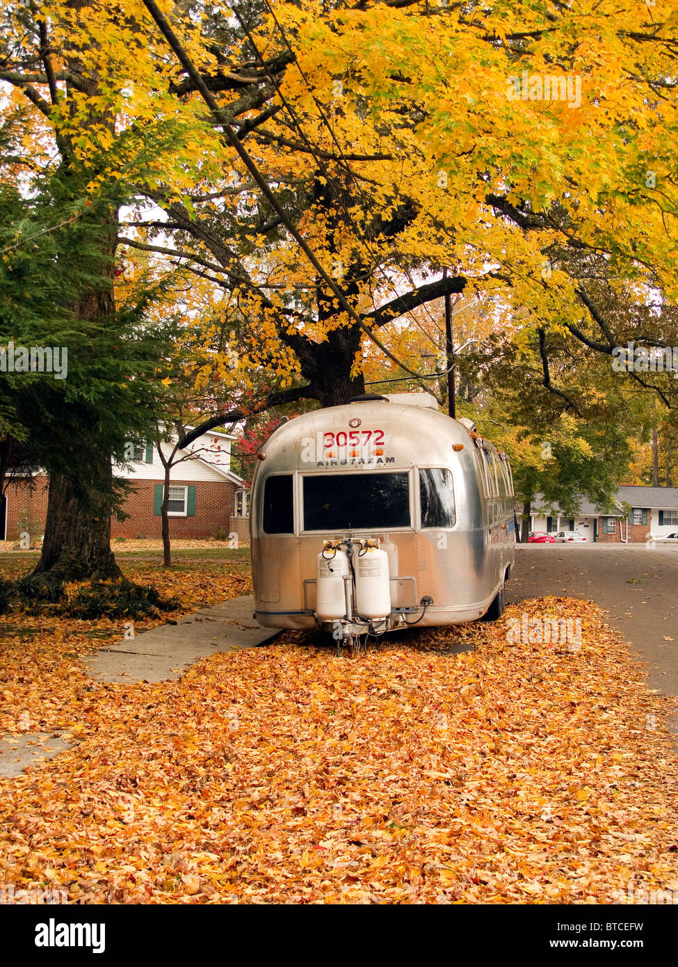 Roulotte Airstream parcheggiato in una strada di Cookeville, Tennessee, in autunno. Airstreams sono un tradizionale apparecchio in campeggi. Foto Stock