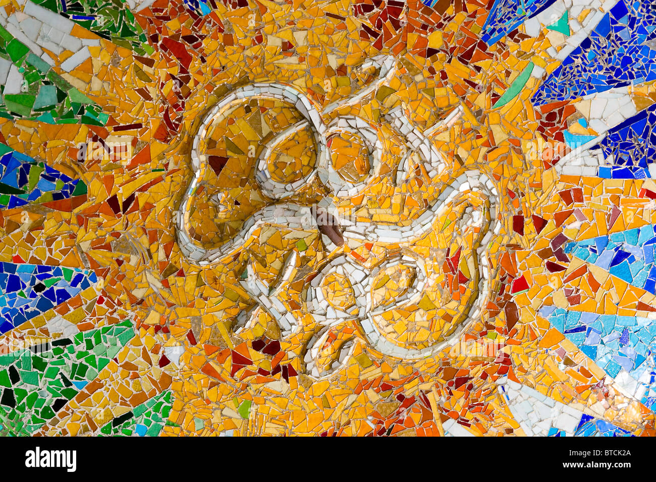 Dettaglio di un mosaico nel soffitto in opere di Antoni Gaudì pubblico Parc Guell, Barcellona, Spagna Foto Stock