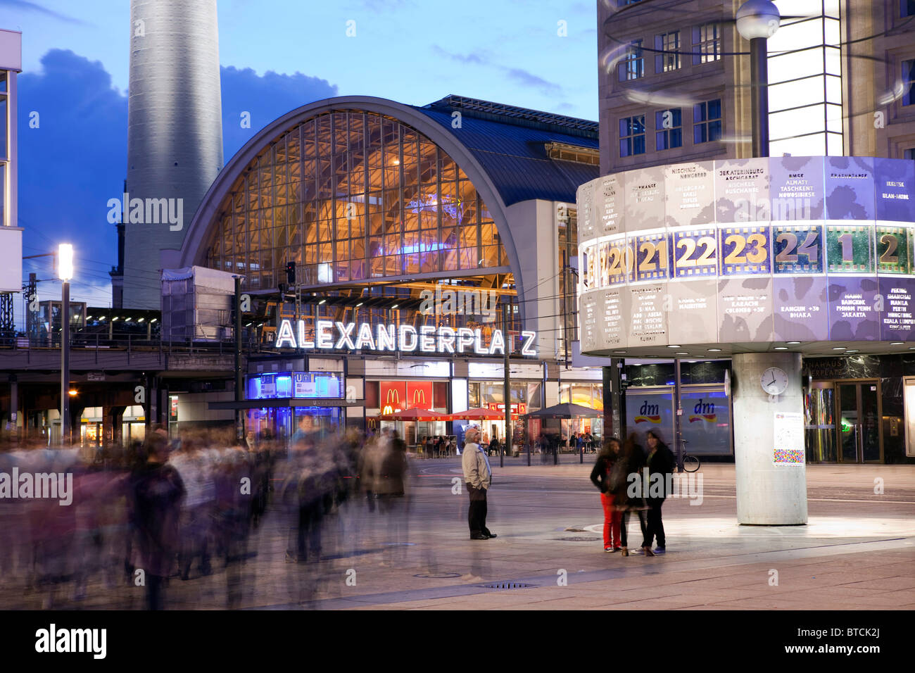 Berlinn Alexanderplatz di notte Foto Stock