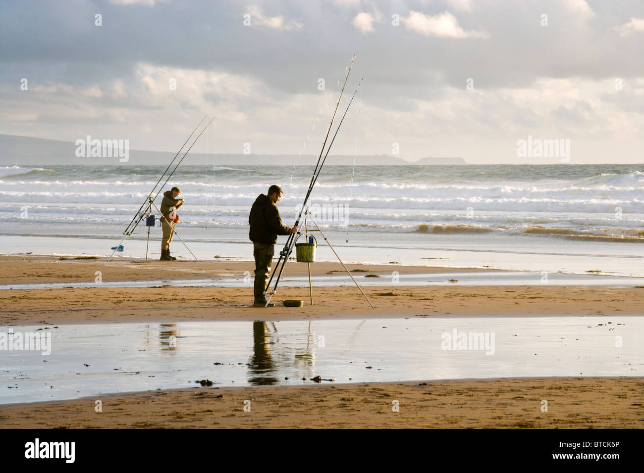 I pescatori a Sandy Mouth vicino a Bude, Cornwall, Regno Unito Foto Stock