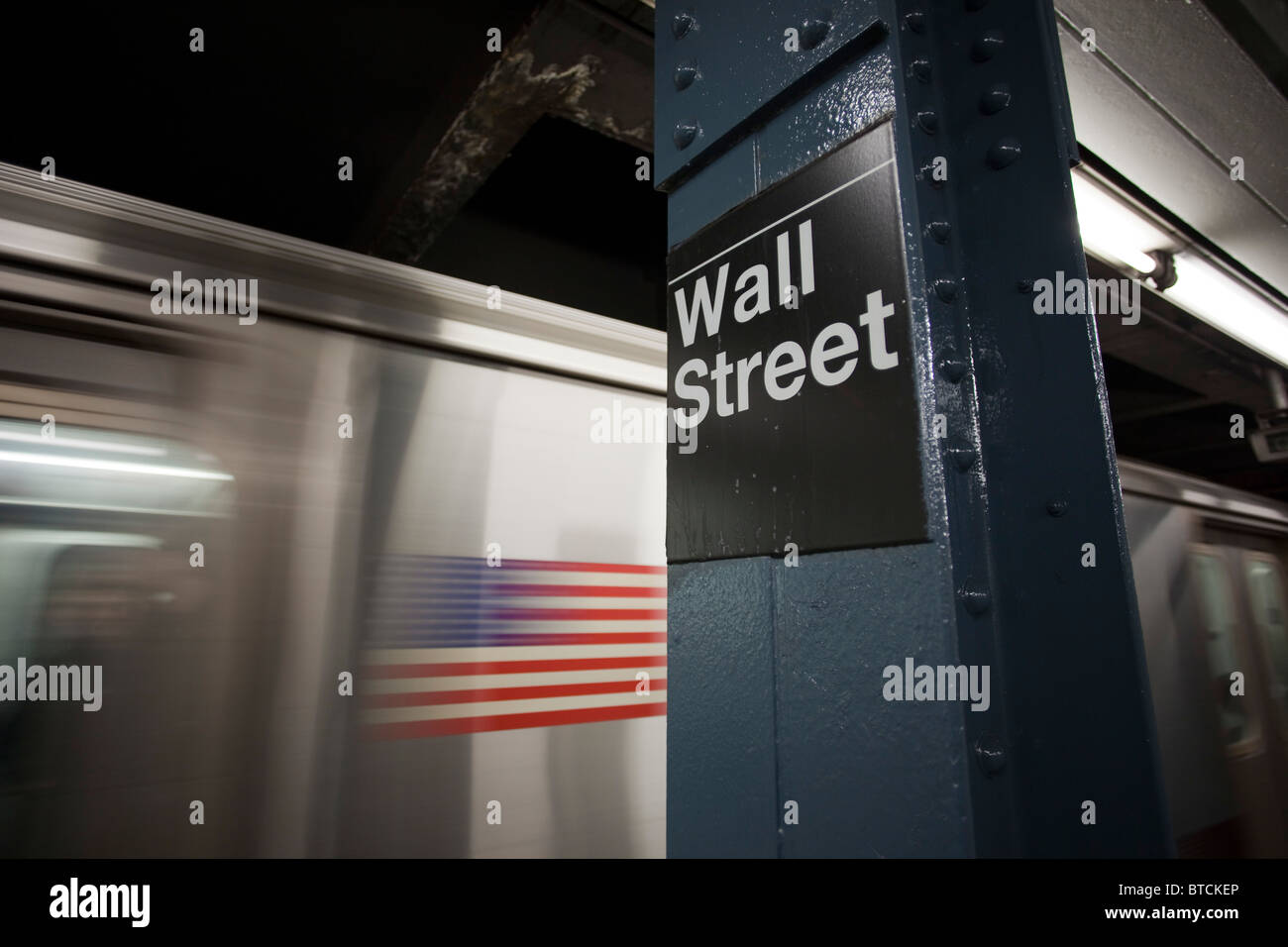 Wall Street fermata metropolitana sul 4 e 5 linee Foto Stock