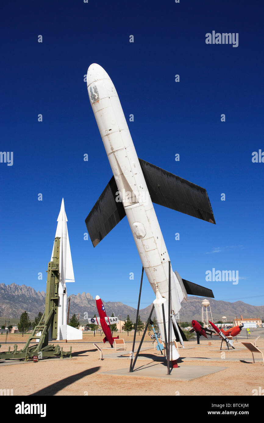 I missili militari sul display al White Sands Missile Range Museum, Nuovo Messico. Foto Stock
