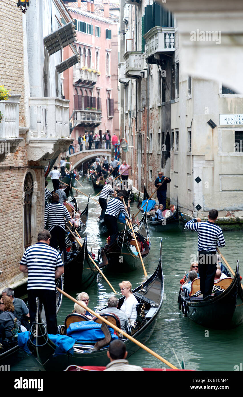 Canal occupato con gondole Turistica Venezia Italia Foto Stock