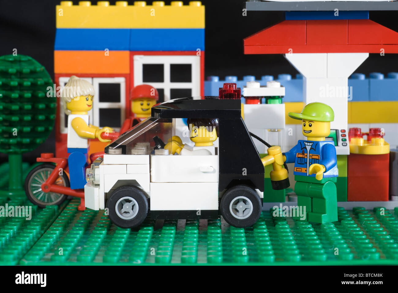 Lego auto viene riempito fino a un Lego stazione di benzina Foto stock -  Alamy