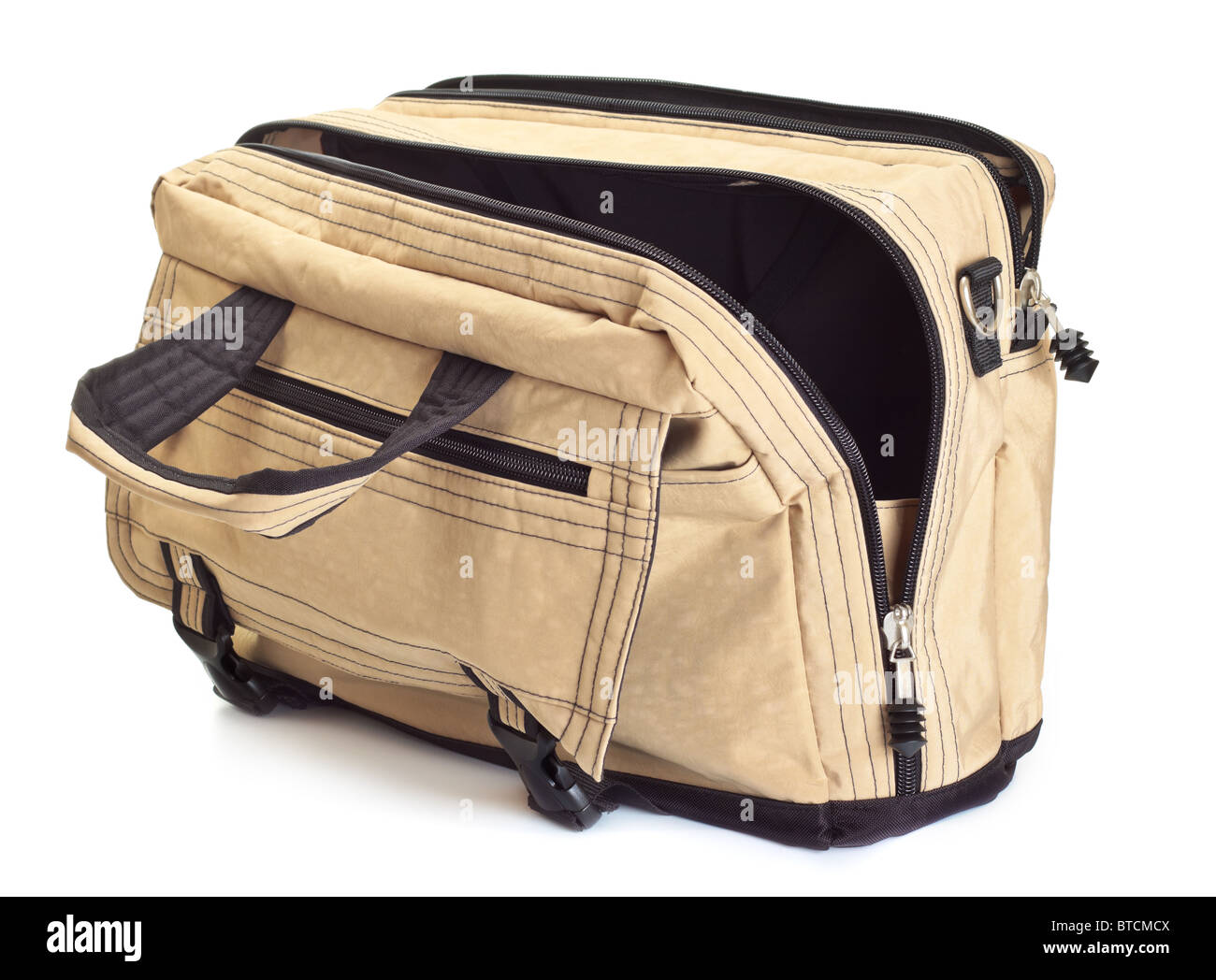 Aperto il beige borsa da viaggio isolato su bianco Foto Stock