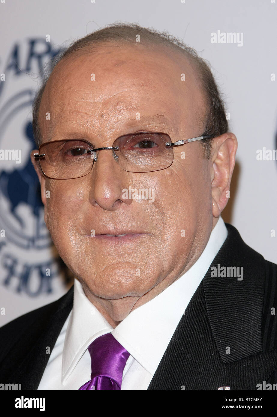 CLIVE DAVIS 32ND GIOSTRA DELLA SPERANZA SFERA BEVERLY HILLS LOS ANGELES CALIFORNIA USA 23 Ottobre 2010 Foto Stock