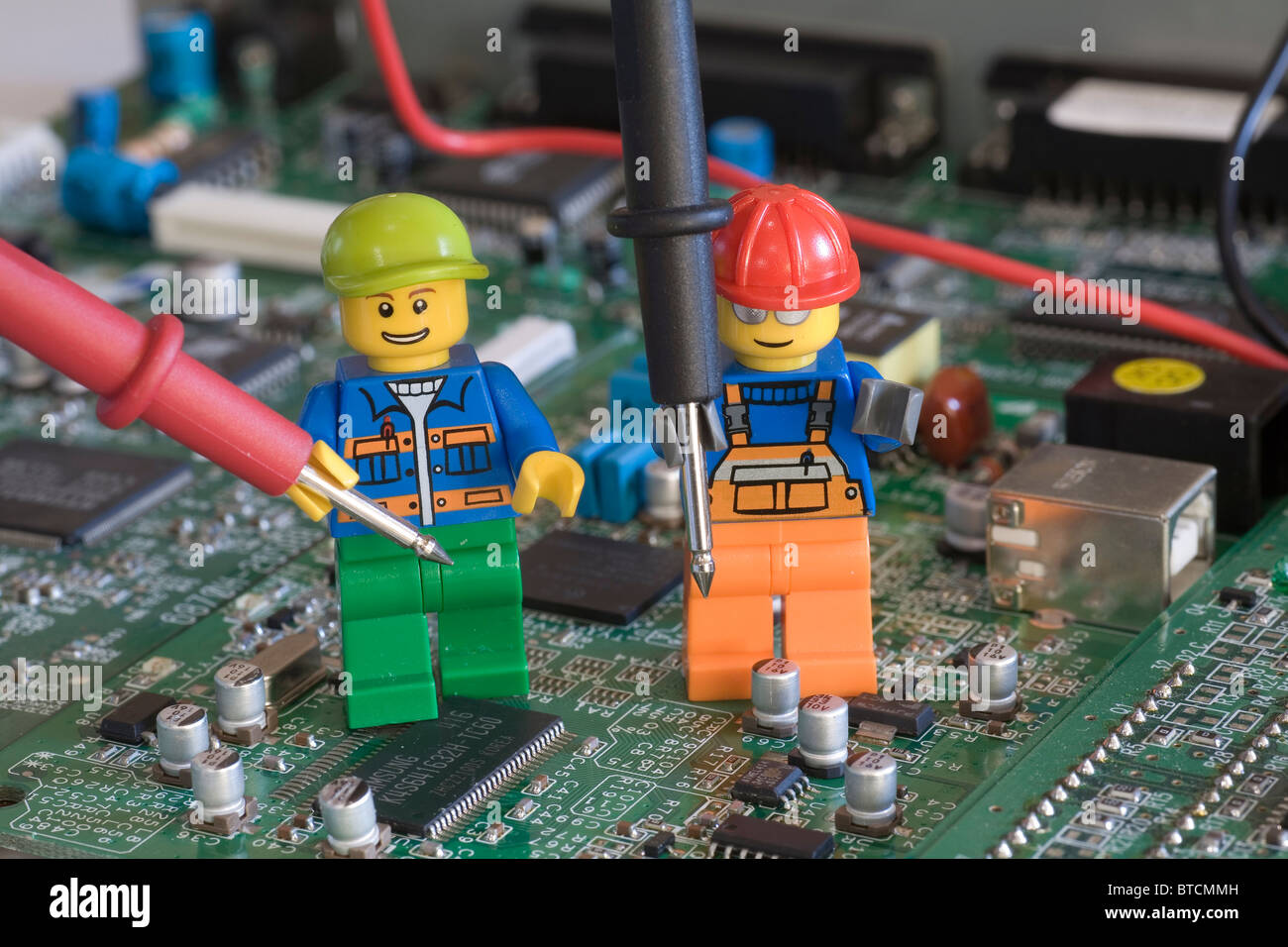 Gli ingegneri di Lego su una scheda a circuito elettronico con sonde di  test Foto stock - Alamy
