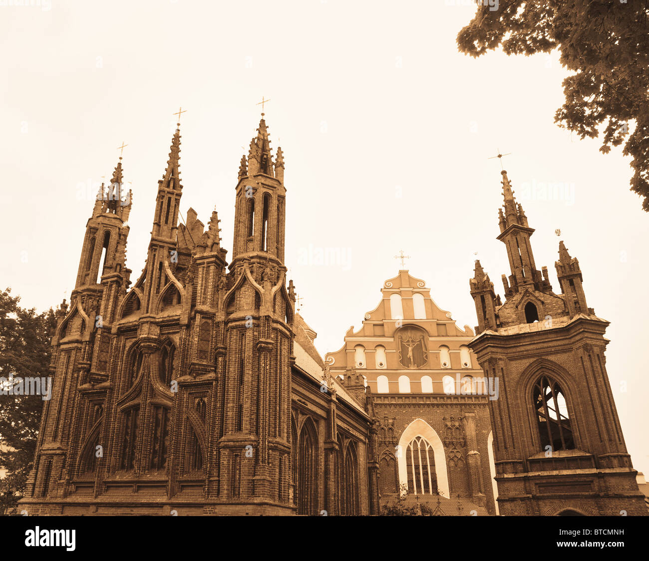 Famoso gotica di Santa Anna e san Bernardin chiese di Vilnius, Lituania Foto Stock