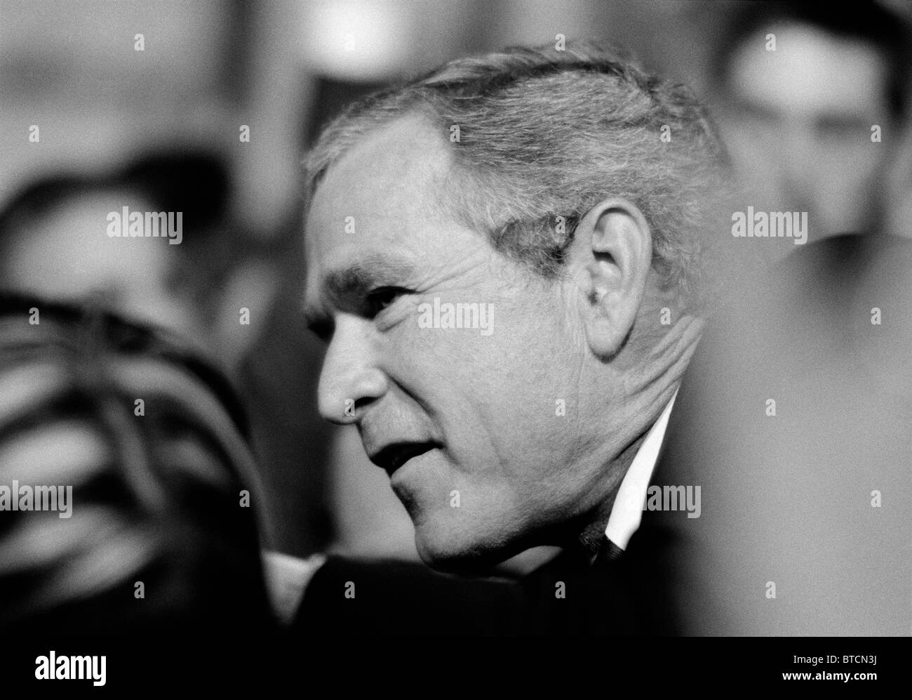 Il presidente americano George W. Bush saluta i tifosi dopo un Stockton California discorso nel 2002. © Craig M. Eisenberg Foto Stock