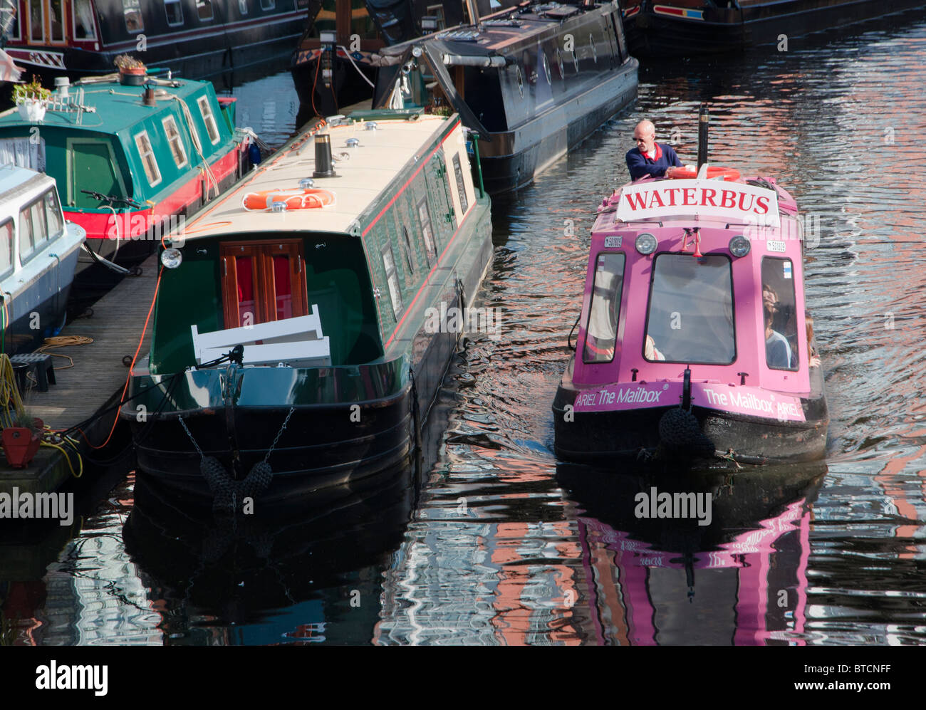 Birmingham acqua bus visto sul canal nel centro della citta'. Regno Unito Foto Stock