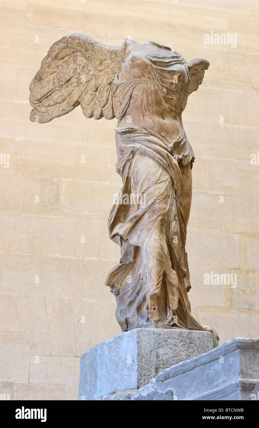 Nike di Samotracia o la Vittoria Alata di Samotracia statua closeup al  museo del Louvre di Parigi. Marmo, secondo secolo A.C Foto stock - Alamy