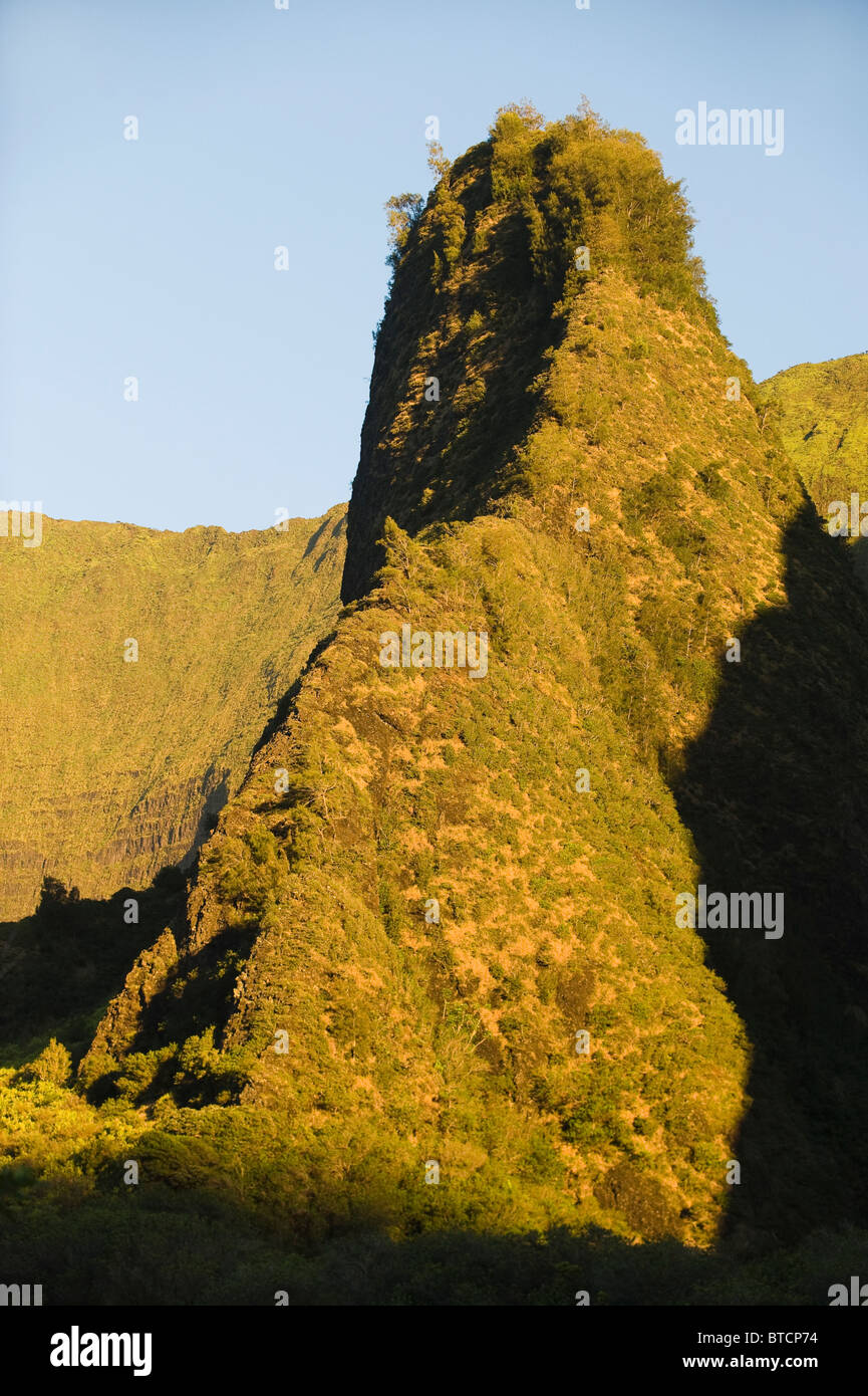 Iao ago, basalto pinnacle all'alba, Iao Valley State Park, Maui Hawaii Foto Stock