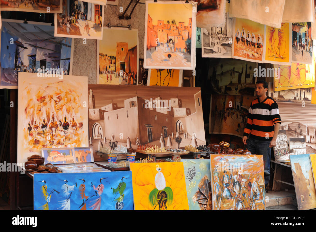 Opera d'arte visualizzati al di fuori del negozio nel souk di Marrakech vicino Djema Ef Fna. Foto Stock