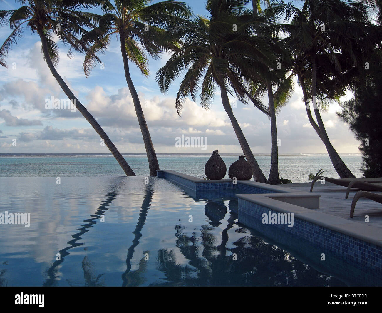 Sera riflessi nella piscina a sfioro in Rarotonga Isole Cook Foto Stock