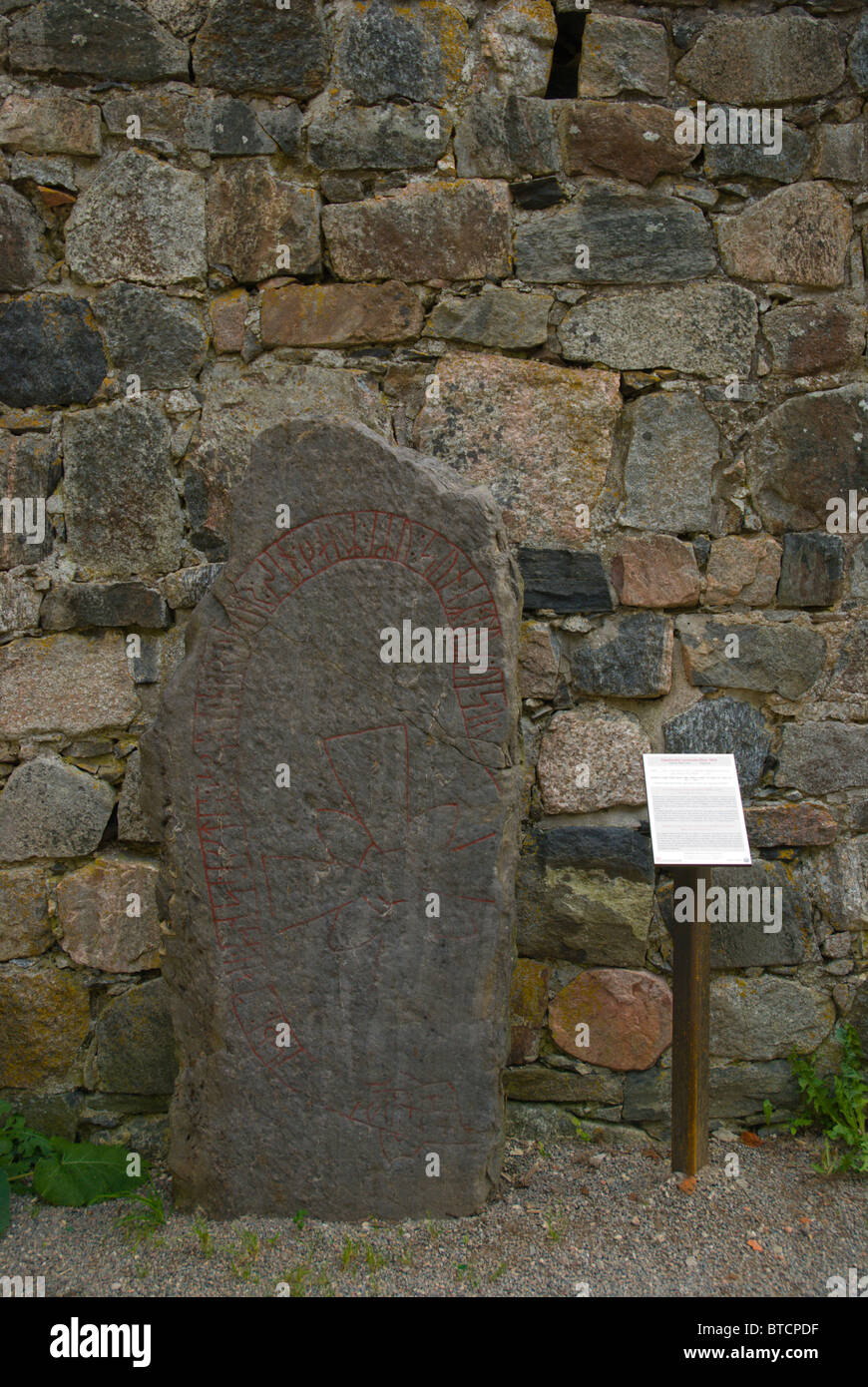 Pietra runica a Sankt Pers rovine della chiesa a Sigtuna la città più antica della Svezia in una maggiore area di Stoccolma Foto Stock