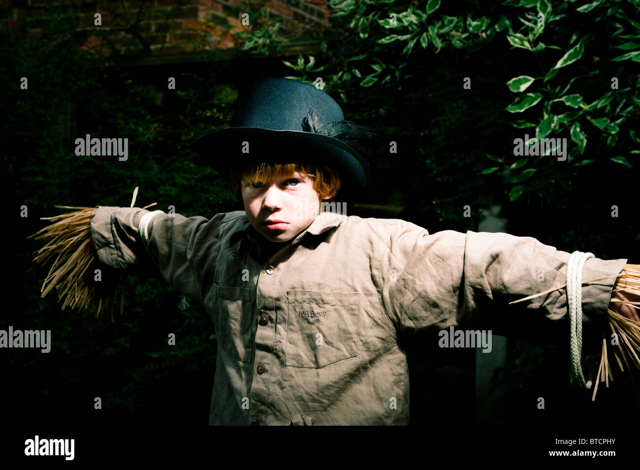 Un ragazzo giovane vestito come un pauroso spaventapasseri Foto Stock