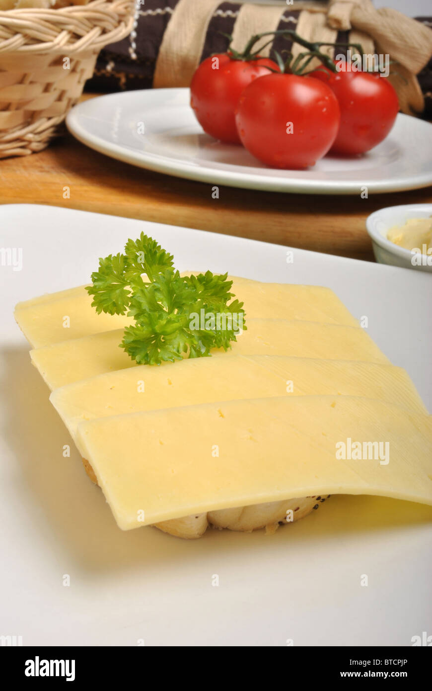 Il formaggio, il pane e il pomodoro su una piastra Foto Stock