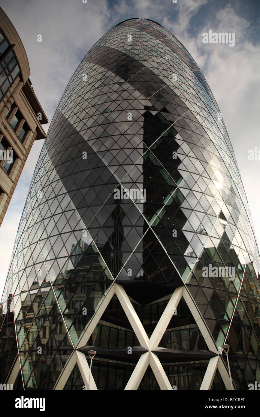 Osservando il Gherkin nel distretto finanziario londinese Foto Stock