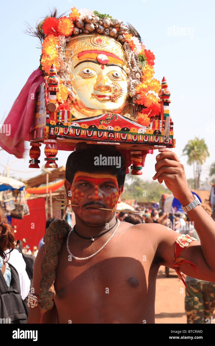 Tradizionale uomo indù in Goa in India con un picco di tensione attraverso la sua guancia Foto Stock
