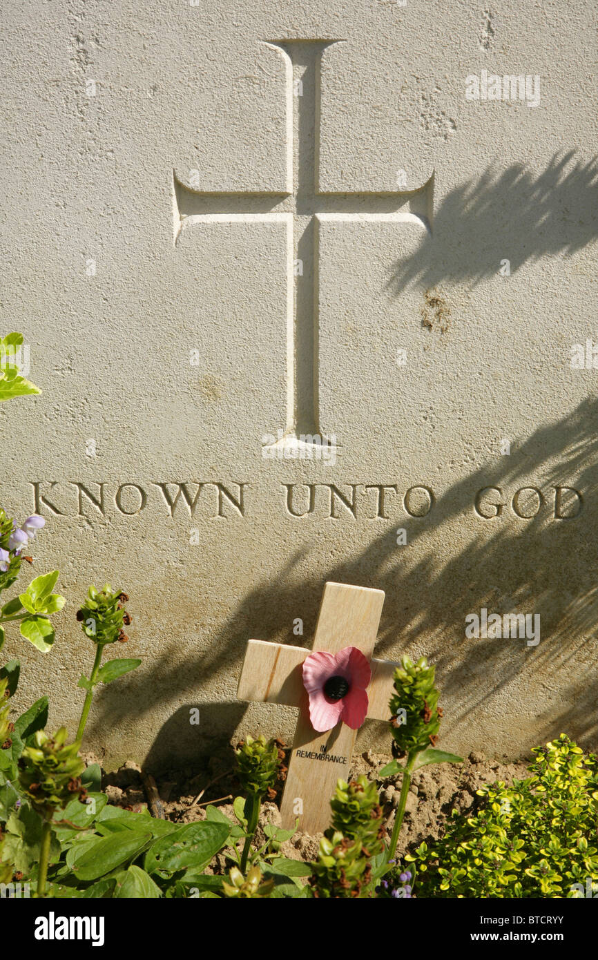 Sconosciuto soldato alleato per la sua tomba inscritto 'note a Dio' in British War Cemetery, Francia. Foto Stock