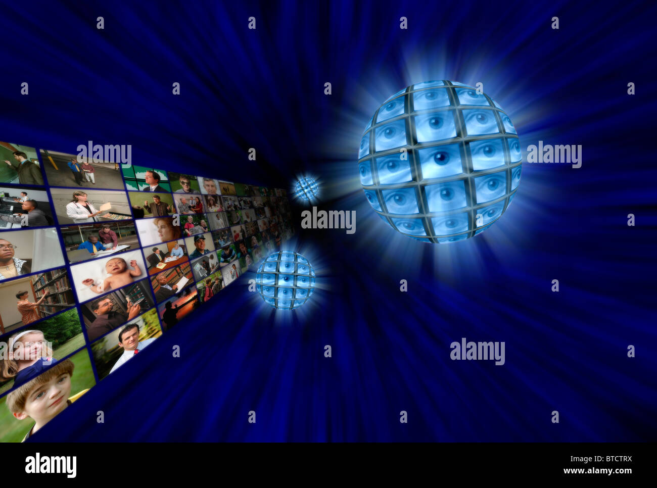 Occhio di sorveglianza monitoraggio sfera di persone per mezzo di più schermi video in un vortice blu Foto Stock