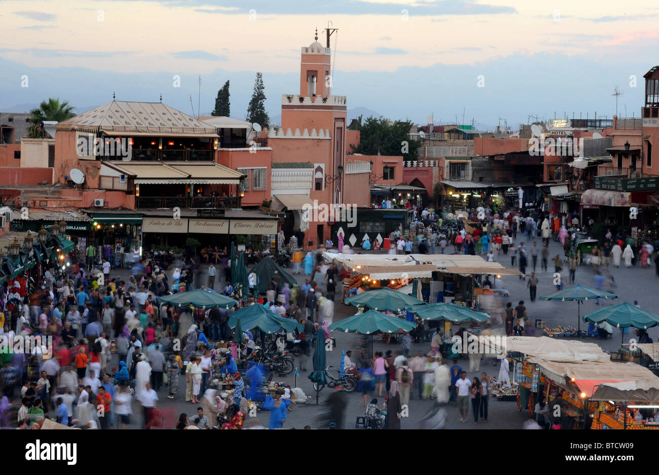 Djema El Fna a Marrakech con stand gastronomici e la folla di notte. Foto Stock