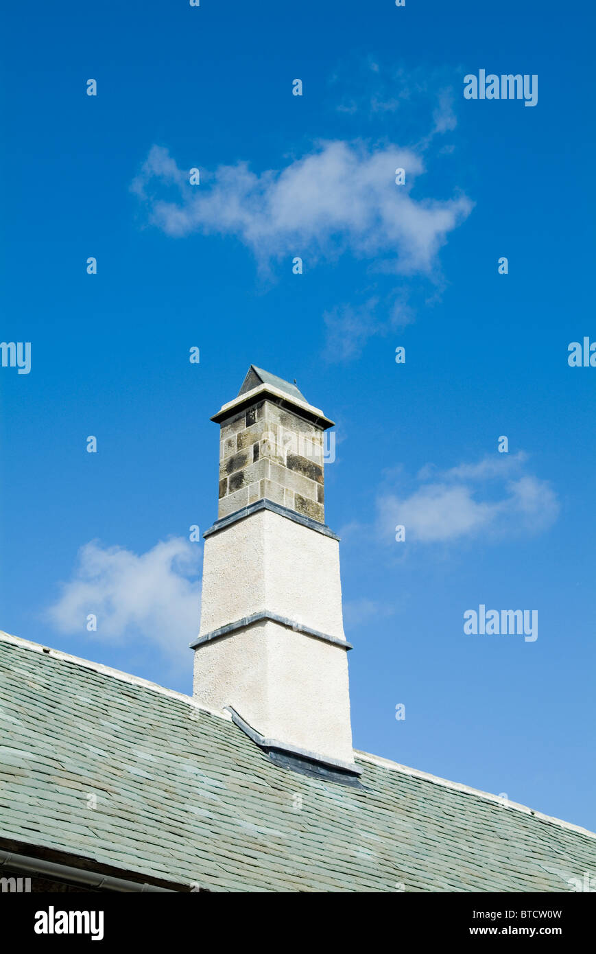 Camino nel cielo blu Foto Stock