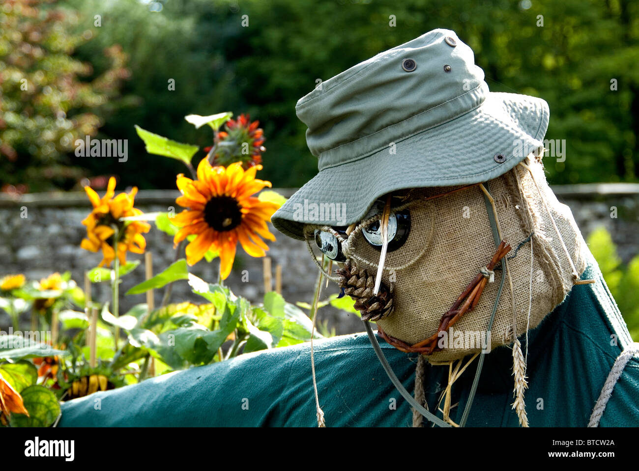Uomo con cappello spaventapasseri immagini e fotografie stock ad alta  risoluzione - Alamy