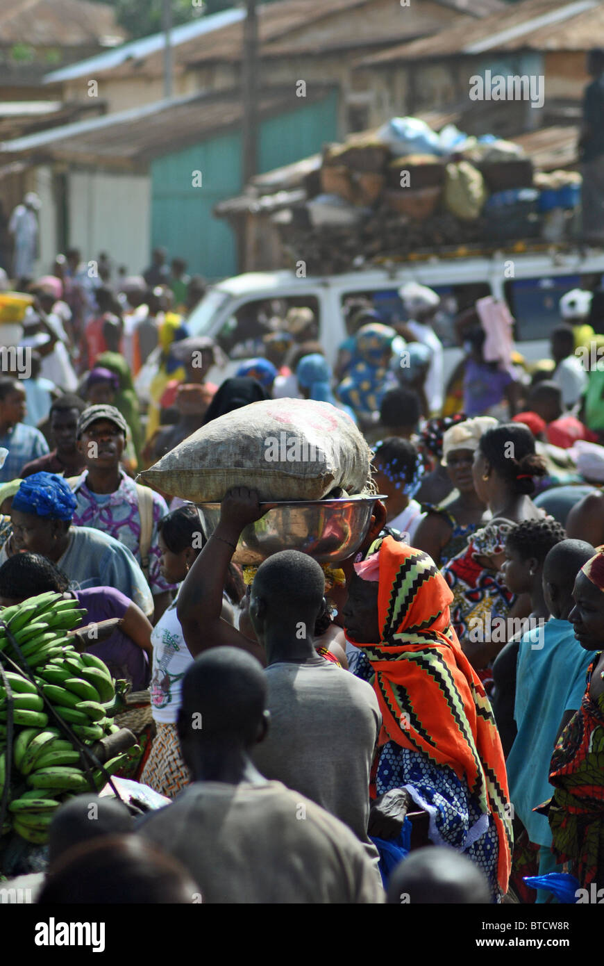 Vivace scena di strada nella città ribelle di uomo, Costa d Avorio, Africa occidentale Foto Stock