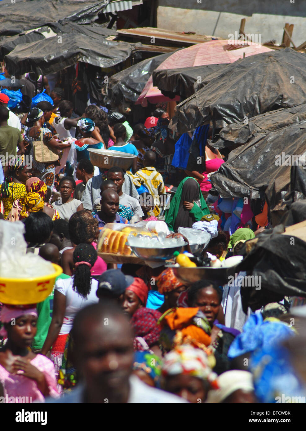 Occupato strada del mercato nell'uomo, Costa d Avorio, Africa occidentale Foto Stock