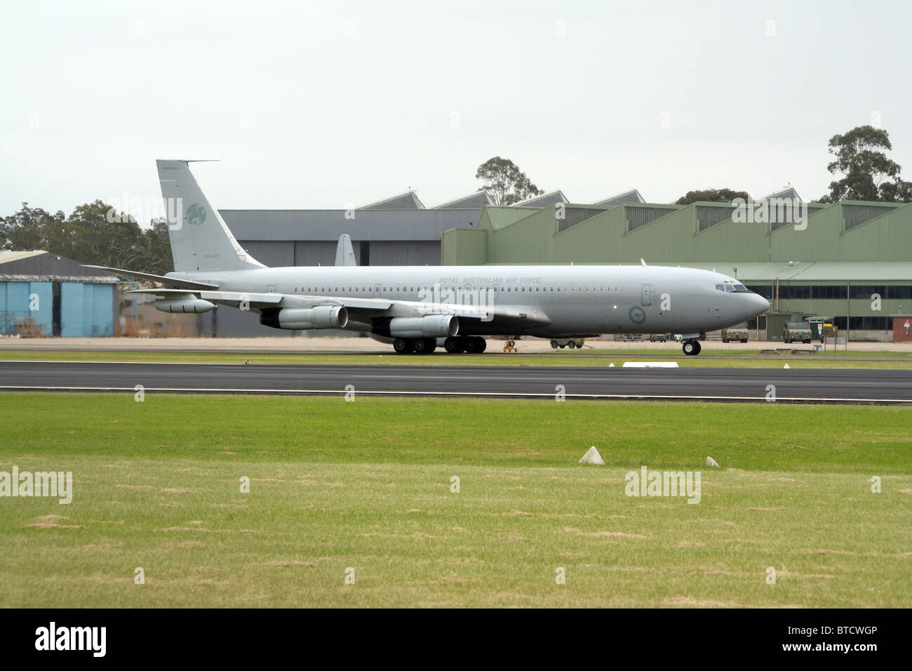 Royal Australian Air force (raaf) Boeing 707 tanker rullaggio per la pista di decollo da homebase raafb richmond. Foto Stock