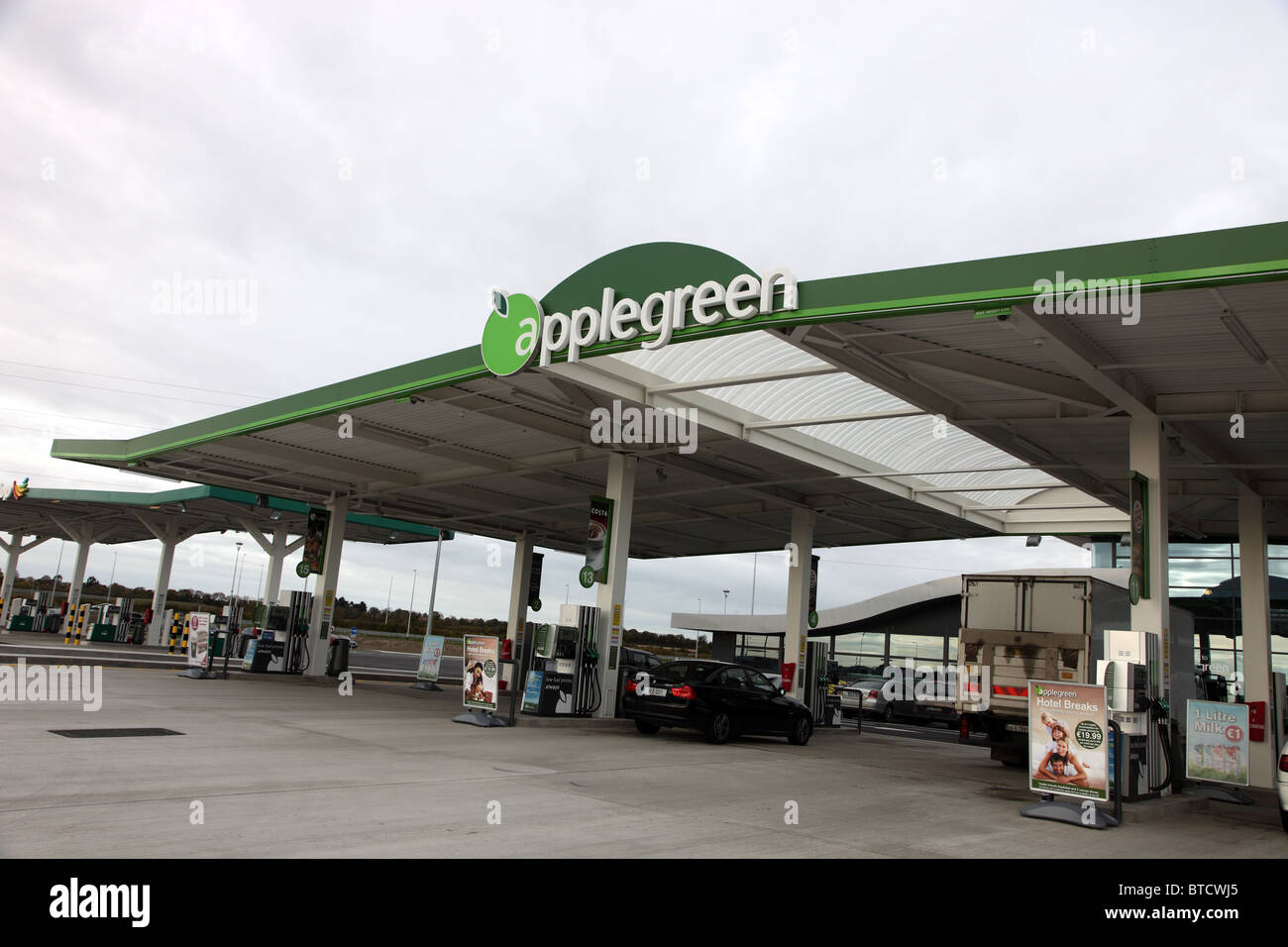 Le pompe di benzina, Applegreen stazione di servizio, M1, Lusk, Irlanda la prima stazione di servizio autostradale Foto Stock