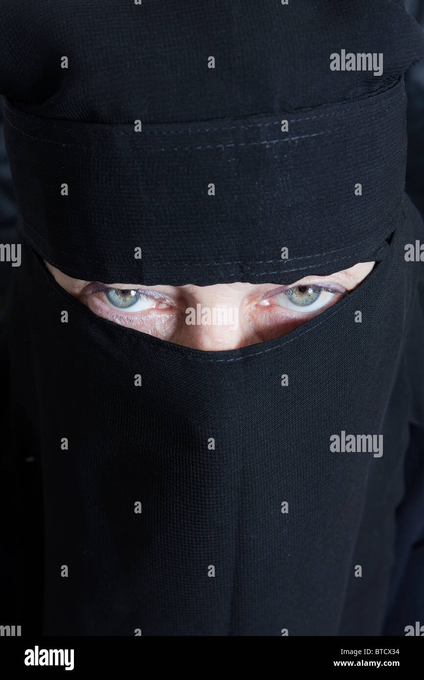 donna in burqa Foto Stock
