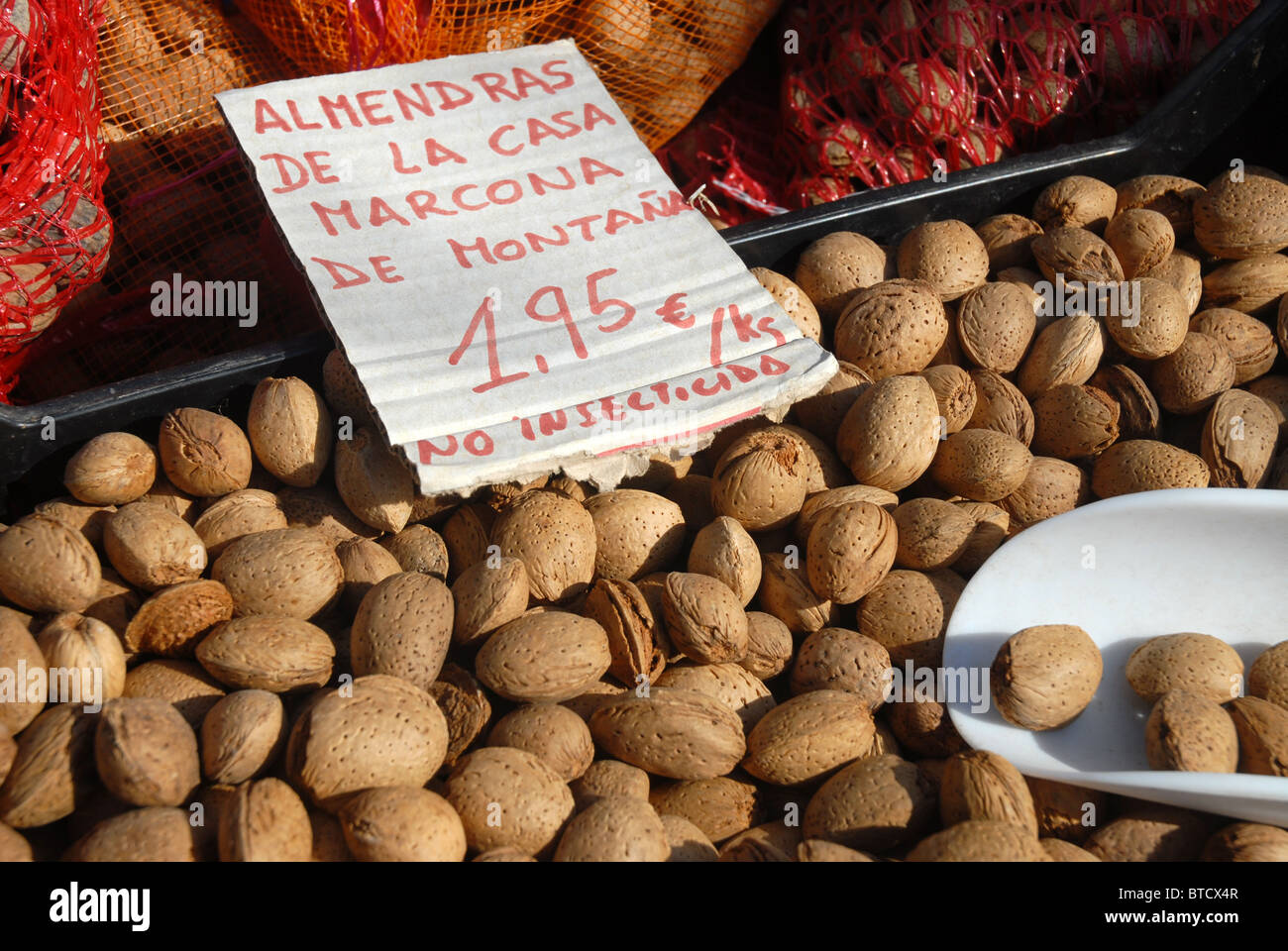 Mandorle organico per la vendita a una pressione di stallo sul ciglio della strada, vicino Guadalest, Provincia di Alicante, Comunidad Valenciana, Spagna Foto Stock