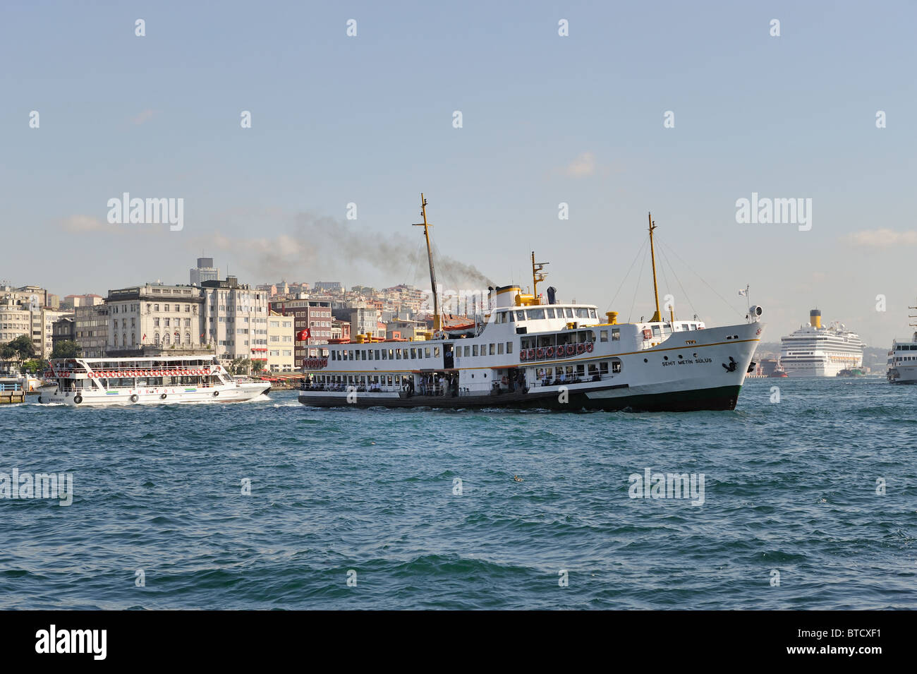 Traghetti, Costa Serena la nave di crociera, Golden Horn, Karaköy, İstanbul, Turchia 100916 35984 Foto Stock