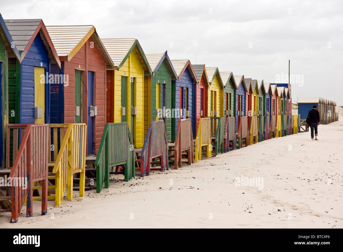 Multi spiaggia colorata di capanne in Muizenberg, Cape Town, su False Bay costa, Sud Africa Foto Stock