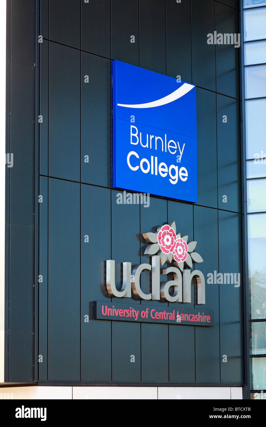 Uclan University of Central Lancashire e Burnley College segnaletica, Burnley, Lancashire, Inghilterra, Regno Unito. Foto Stock