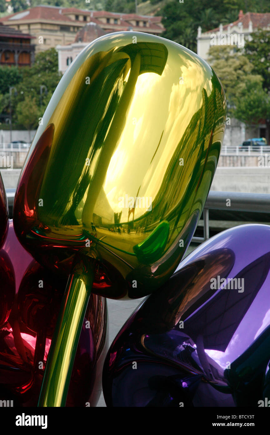 Vista ravvicinata di tulipani, una scultura di Jeff Koons, al di fuori del Googenheim Muesum, Bilbao, Spagna Foto Stock