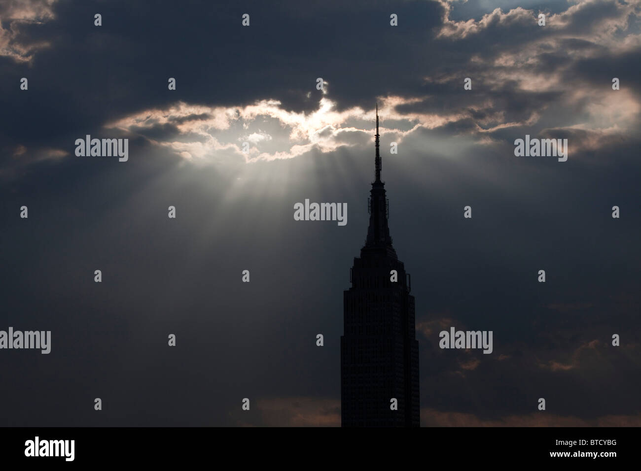 Alberi di luce risplenda sull'Empire State Building Foto Stock