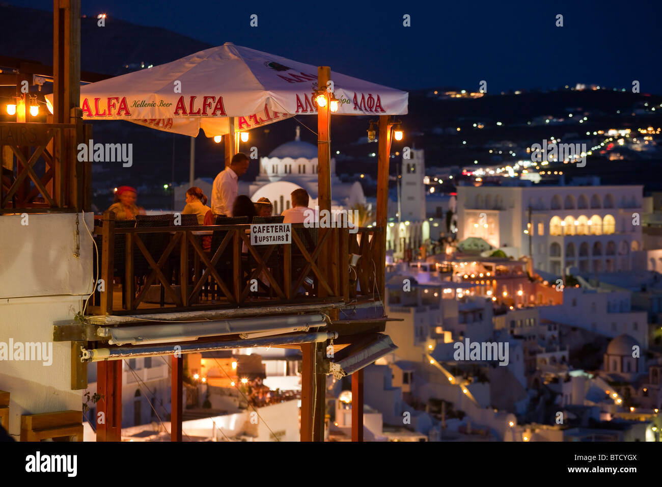 Fira (Thira) Santorini Cicladi Grecia al crepuscolo Foto Stock