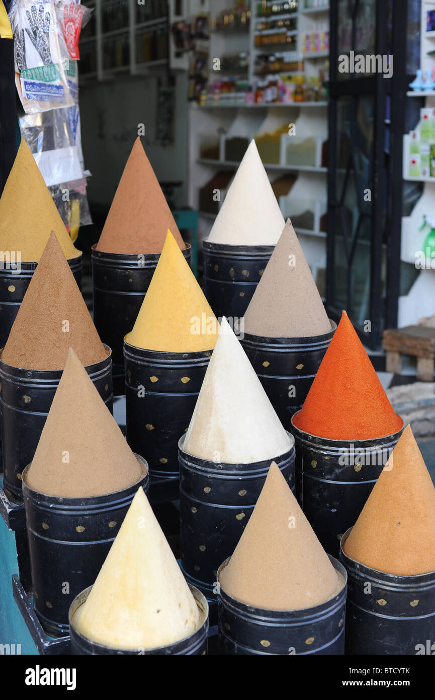 Le spezie nel mercato Souk della Medina, Marrakech Foto Stock