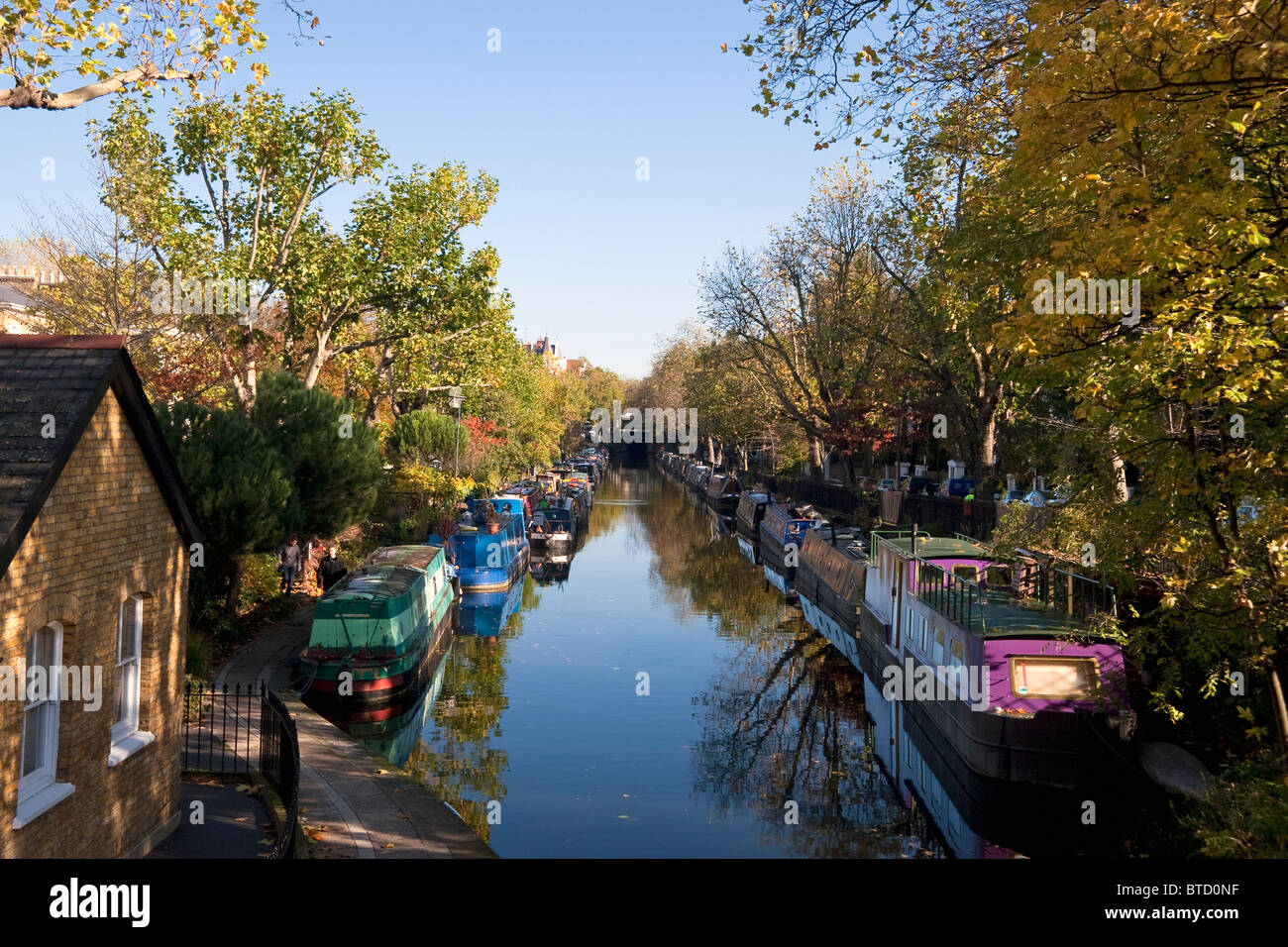 Il Regent's Canal vicino a Little Venice guardando verso Maida Hill Tunnel, Paddington, Londra, Inghilterra, Gran Bretagna Foto Stock